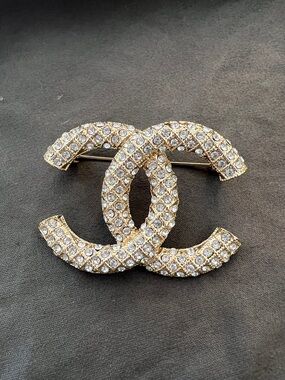 Crystal-Embellished Interlocking Logo Brooch - Gold